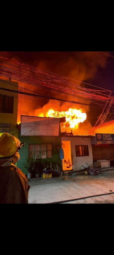 周一黎明前，菲律宾巴兰玉计市(Paranaque)一住宅区发生大火，导...