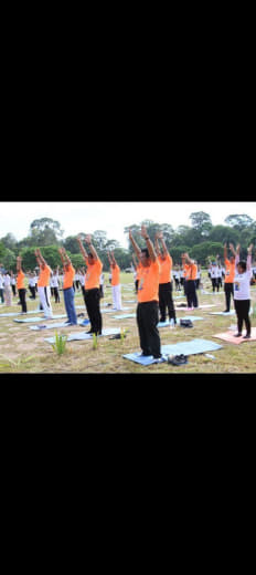 由旅游部与印度驻柬大使馆联合举办的第8届国际瑜伽日活动于21日在暹粒举...