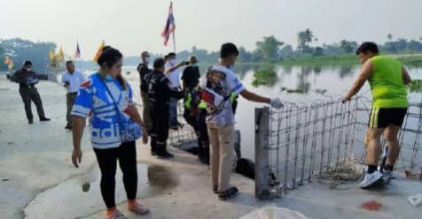 泰国中部一河面出现无名男尸，喉咙处被锐器划伤