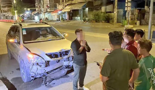 7月14日凌晨3时，金边市一名男子酒驾撞上电线杆后逃跑，刚停车就被2名...