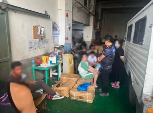 撕掉海关局封条搬运扣押仿冒品10中国人及67菲人被捕