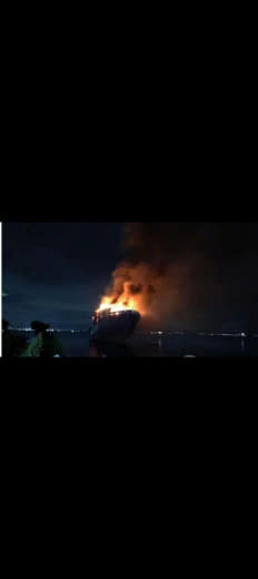 菲律宾拉普拉普市搁浅船只突发大火