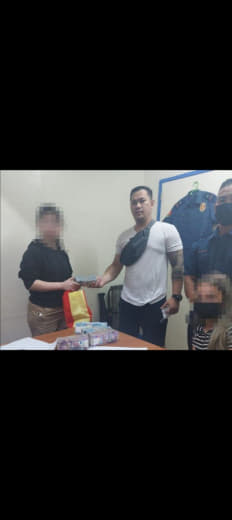 近日，菲律宾一名网约车司机因诚实归还一名外国女子遗落在车上的巨款，而获...