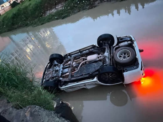 昨天傍晚，一辆小车在西港4分区一河边坠河，直接倒扣在河面。所幸没有造成...