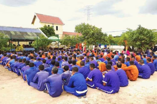 昨天，柬埔寨内政部监狱总局局长春沙纳发布通告，要求全国监狱的狱警和囚犯...