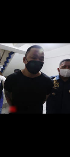 在下周提审之前，菲律宾雅典耀法学院毕业典礼期间杀人事件的嫌疑人尤莫尔博...