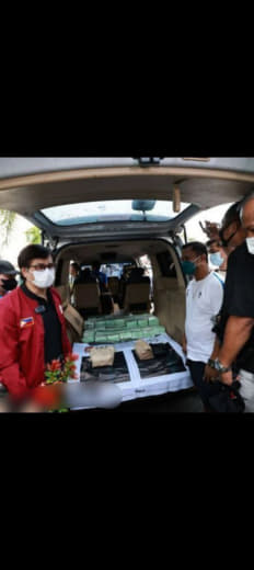 菲律宾警方在拉斯皮纳斯市的一次买断行动中，从三名被捕的嫌疑人手中缴获了...