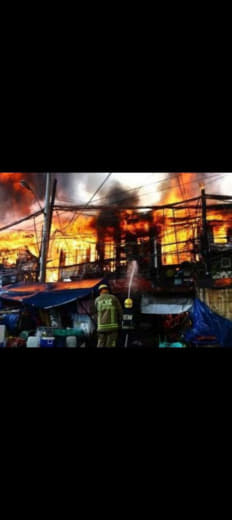 菲律宾马尼拉市中央市场后方居民区突发大火，导致至少500个家庭无家可归...