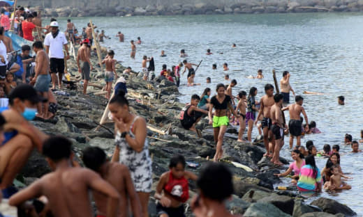 疫情当下马尼拉湾涌入上百人玩水游泳