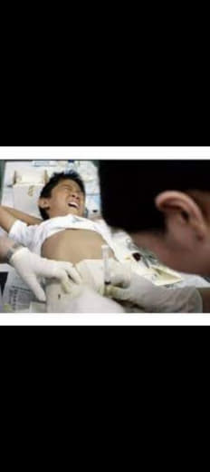 菲律宾东达沃省(DavaoOriental)一名少年在七月初接受割礼后...