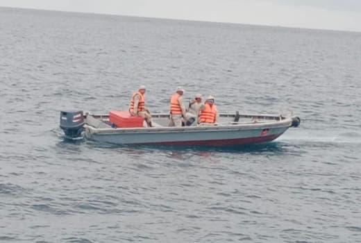昨晚7时许，高龙岛附近海域发生渔船事故，一名24岁的柬埔寨妇女和一女童...