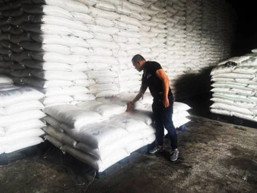 作为政府打击可疑糖囤积者行动的一部分，菲律宾海关局成员周四针对邦板牙省...