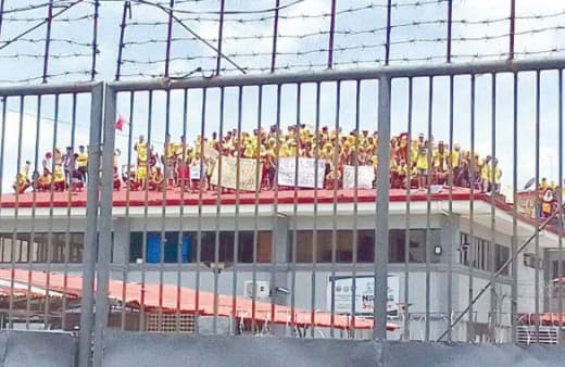 一天只能吃一顿饭？百名菲律宾囚犯爬上监狱屋顶抗议