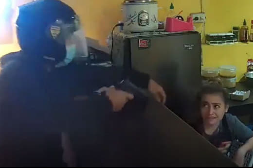 菲律宾一男子持枪抢劫餐厅顾客手机店员以为恶作剧