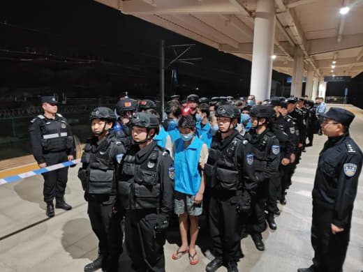 18名缅北电诈嫌疑人被连夜押解回温