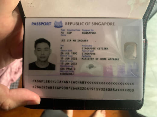 此人是新加坡籍华裔，中文流利经常出入马尼拉各大赌场联合警察找人拿码，签...