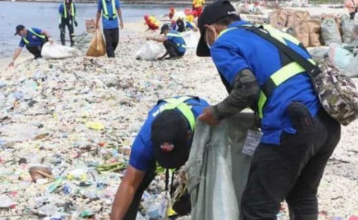 台风过后当局首都区从马尼拉湾白沙滩清出200袋垃圾