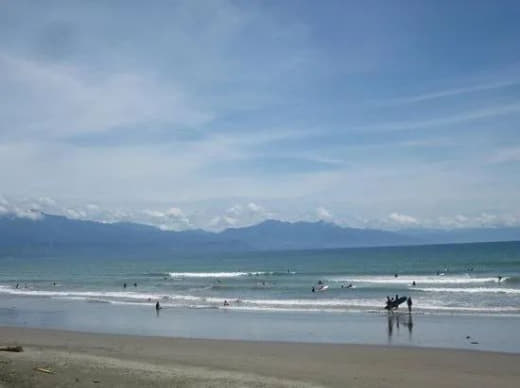 疑似台风受害者奎松省海滩冲上来一具赤裸女尸