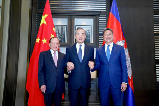 中国外长王毅访柬：继续在重点领域向柬埔寨提供支持