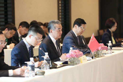 中国外长王毅访柬：继续在重点领域向柬埔寨提供支持