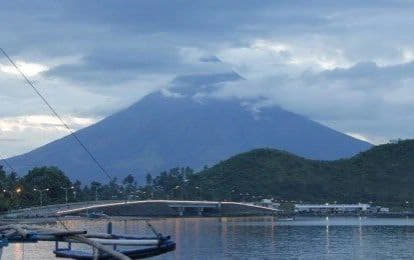 当地时间10月7日，菲律宾火山地震研究所将吕宋岛南部的马荣火山(May...