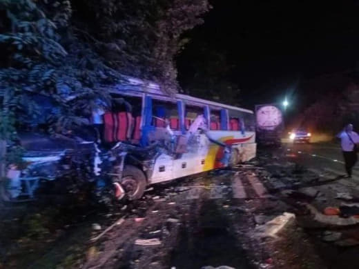 当地时间10月12日清晨，一辆巴士客车和一辆油罐车在巴丹省(Bataa...