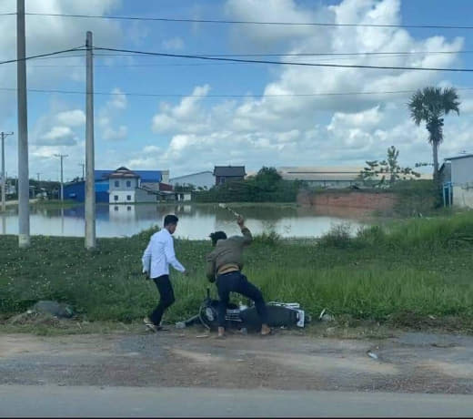今天上午，柬埔寨3号国道茶胶省路段，两伙少年古惑仔公开殴斗互砍，被过路...