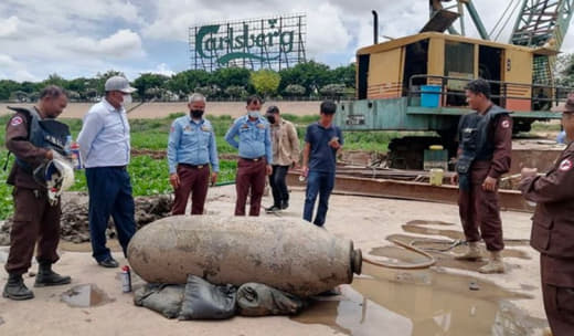 近日，柬埔寨排雷中心在首都金边西北郊成功拆除一枚超大型美制MK-82航...