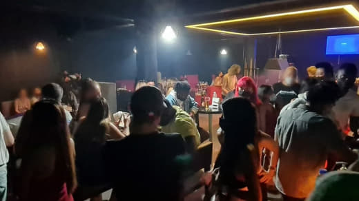 菲律宾马卡蒂市警方突击两家非法运营酒吧逮捕100多名顾客