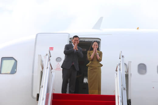 今天上午，柬埔寨总理洪马内率领柬埔寨政府高级代表团从金边机场启程赴华，...