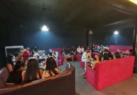 马卡蒂市警方突击两家非法运营酒吧逮捕130多名顾客