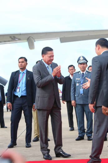 今天上午，柬埔寨总理洪马内率领柬埔寨政府高级代表团从金边机场启程赴华，...