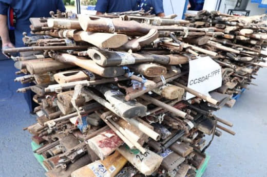 菲律宾警方开始销毁6526件废旧枪支