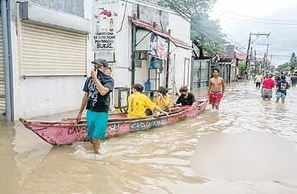 菲律宾社会福利部长埃温．杜福（ErwinTulfo）周日向受强热带风暴...