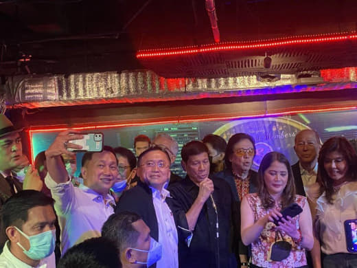 菲前总统老杜与前内阁在马卡蒂酒吧开派对！