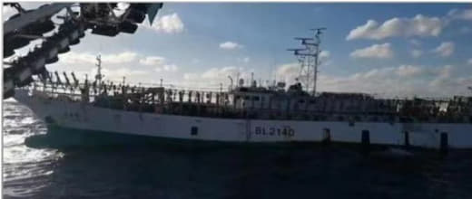 船只起火32名菲人获救中国渔船提供人道主义援助