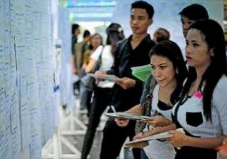 菲律宾统计署(PSA)周三报告，10月本国失业人数略有下降，但就业人数...