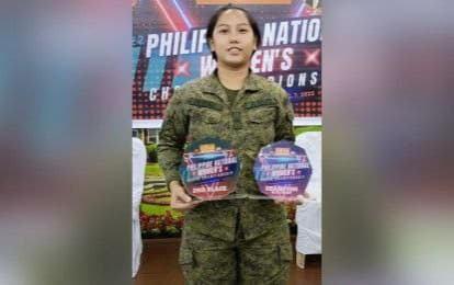 马尼拉——菲律宾陆军(PA)向其中一名士兵Pfc表示祝贺。Janell...