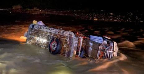 据菲律宾警方消息，12月10日晚，菲律宾黎剎省沓乃市发生洪水，导致一辆...