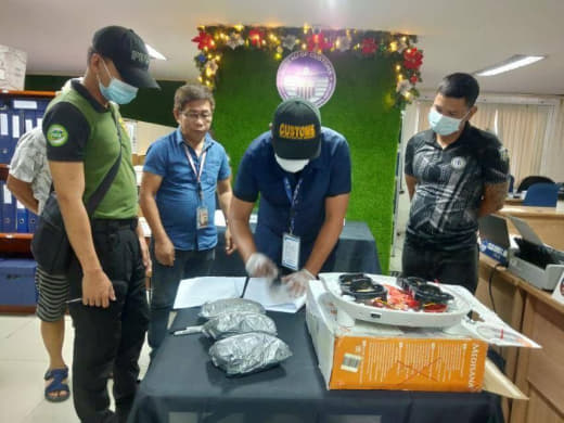 当地时间12月15日，菲律宾尼诺·阿基诺国际机场(NAIA)海关局的工...