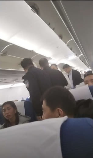 网友爆料：柬埔寨回国，周二飞上海的航班，11点钟落地准时，但是舱门迟迟...