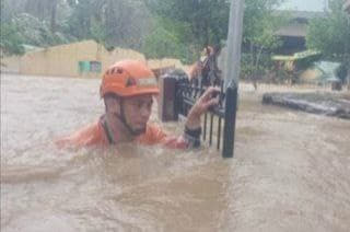 菲律宾西弥沙密斯省发生山洪暴发以及堤坝溃提，造成至少两人死亡，而搜救行...