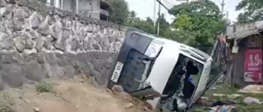 菲律宾八打雁一辆面包车超速失控导致17人受伤