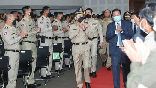 柬埔寨国家警察局长NethSavoeun敦促所有省和地区警察局长向人手...