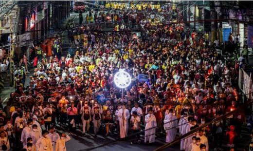 1月10日，数以万计天主教徒今天清晨走上菲律宾马尼拉街头，敬拜1座据信...