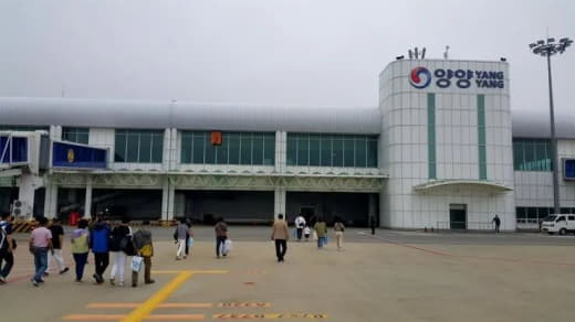 在过去六个月中，根据免签证计划通过襄阳国际机场进入韩国的150多名外国...