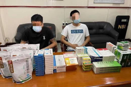 菲警逮捕两名非法出售药品中国人