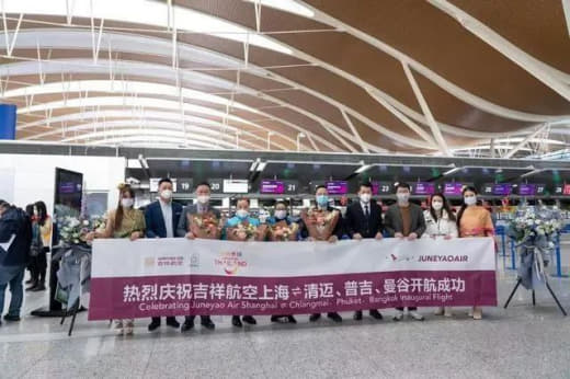 1月20日，吉祥航空在上海浦东国际机场举行仪式，庆祝率先恢复上海浦东至...