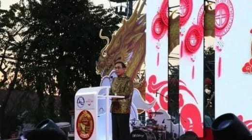 泰国叻丕府春节庆祝会21日傍晚在叻丕府国家博物馆附近举行。泰国总理巴育...