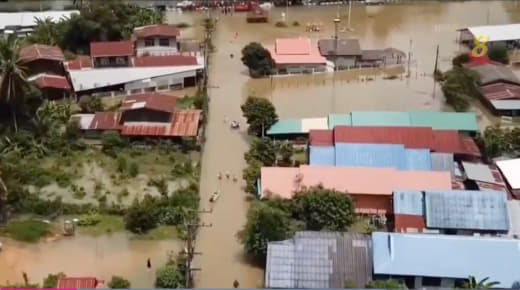 受季候风影响，泰国北部和中部连降豪雨，导致洪水泛滥，大片土地被淹没，3...